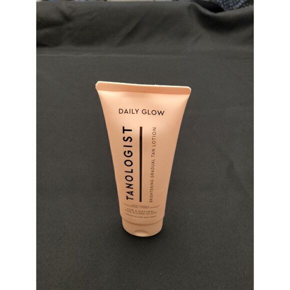 TANOLOGIST DAILY GLOW BRIGHTENING GRADUAL TAN LOTION WITH VITAMIN C 8.45fl Oz - Picture 2 of 8